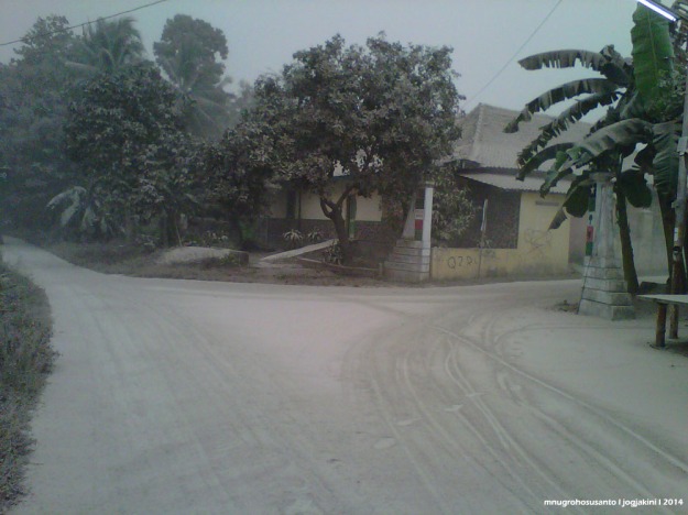 Jalan di Kadipiro tertutup abu letusan GUnung Kelud Kamis malam (13/2/2014)