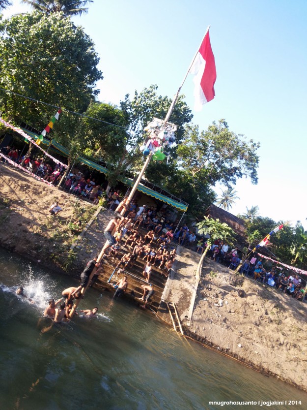 Panjat pinang di Selokan Mataram 17 Agustus 2014